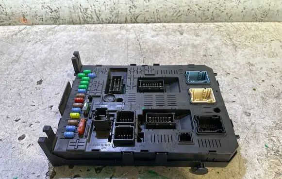 Citroen C5 Fuse module 281197595
