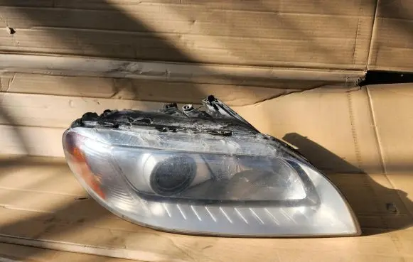 Volvo V70 Headlight/headlamp 31214348