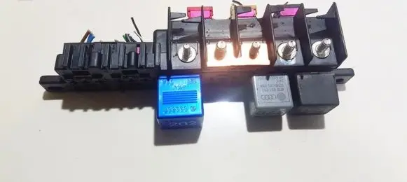 Volkswagen PASSAT B5 Fuse box set 8l0941822a