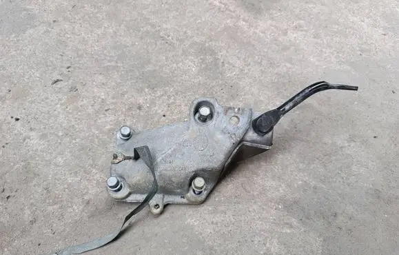 Dodge Durango Engine mounting bracket 68275986AA