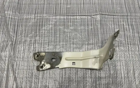 Maserati Quattroporte Fender mounting bracket D768