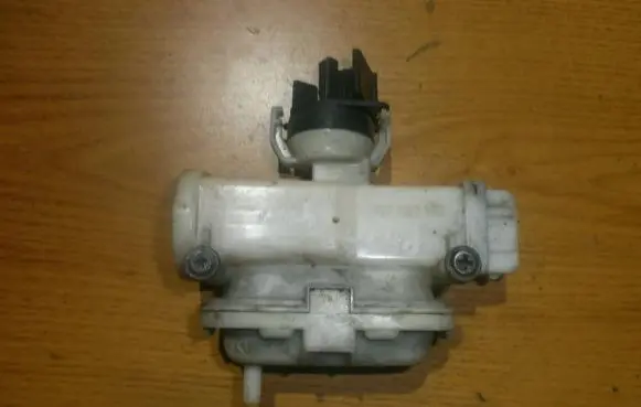 Volkswagen PASSAT B4 Central locking vacuum pump 357862153