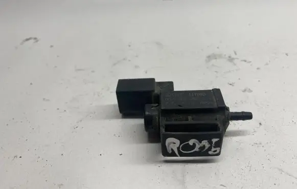 Volkswagen Touareg II Engine mount vacuum valve 037906283C