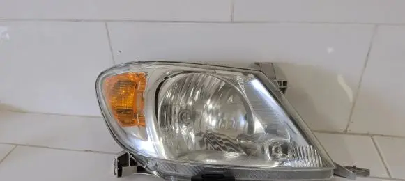 Toyota Hilux (AN10, AN20, AN30) Headlight/headlamp 10016517 796109 THAL5797