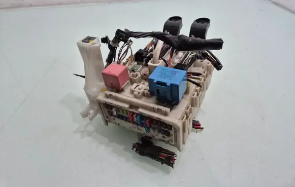 Toyota Avensis T270 Fuse module 8273005170C