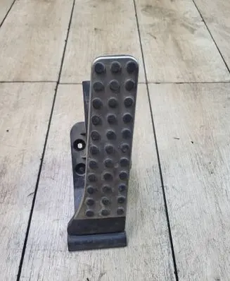 Accelerator throttle pedal