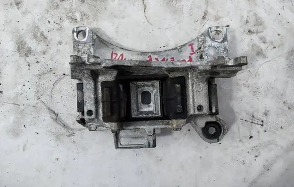 Renault Fluence Gearbox mounting bracket 