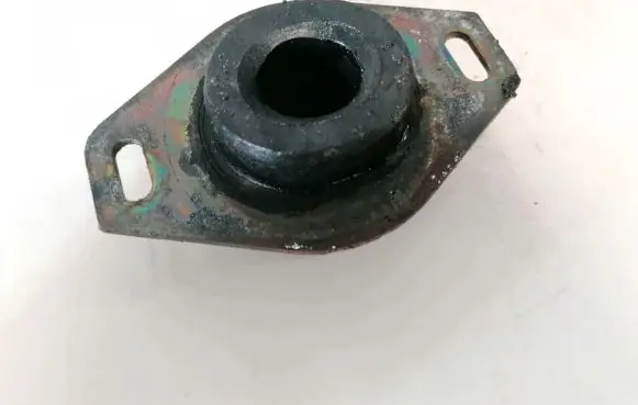 Peugeot 307 Engine mount bracket