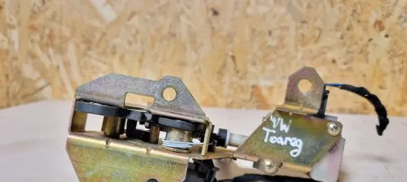 Volkswagen Touareg I Tailgate window lock/catch/latch 7l0827506