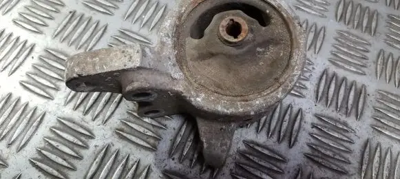 Nissan Almera Engine mount bracket