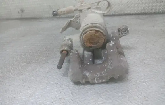 Volkswagen PASSAT B5 Rear brake caliper