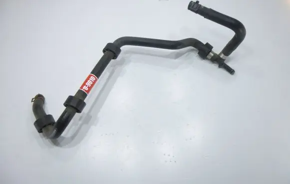 Volkswagen PASSAT B8 Fuel injector supply line/pipe 
