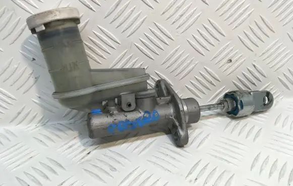 Mitsubishi Pajero Brake fluid reservoir C102