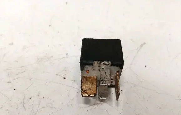 Volkswagen PASSAT B5 Other relay 443951253J 899511