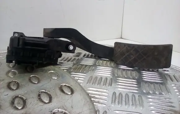 Audi A6 S6 C5 4B Accelerator throttle pedal bracket 8D1721523F