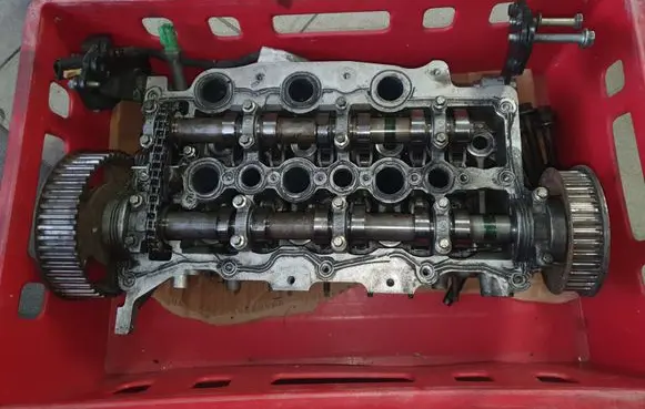 Land Rover Discovery 4 - LR4 Engine head PM9X2Q6C064CA