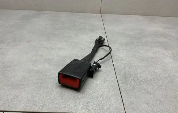 Front seatbelt buckle