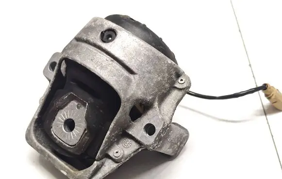 Engine mount bracket