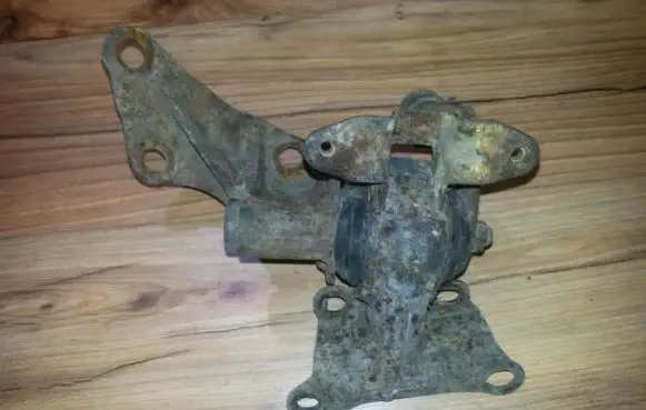 Mazda MX-3 Engine mount bracket