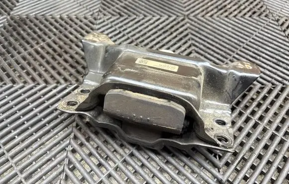 Volkswagen PASSAT B8 Engine mount bracket 5Q0199555BJ