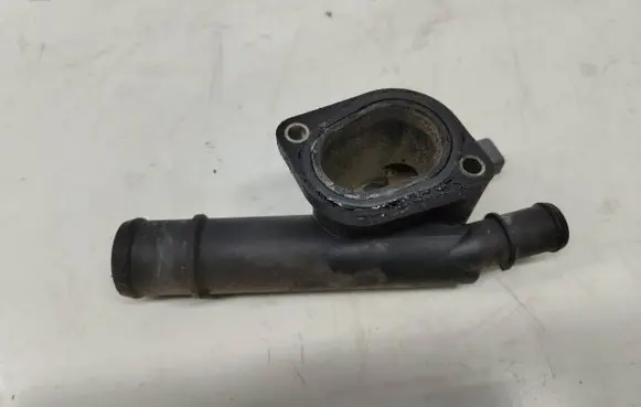 Volkswagen PASSAT B6 Engine coolant pipe/hose 038121132G
