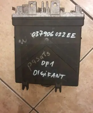Volkswagen PASSAT B4 Engine control unit/module 037906022ee