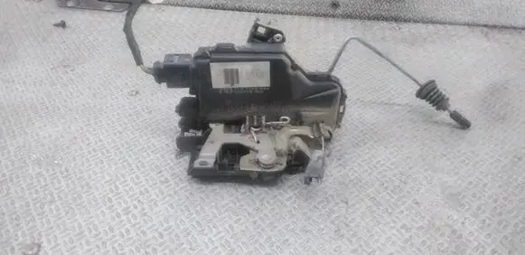 Volkswagen Polo Front door lock 3B1837015N