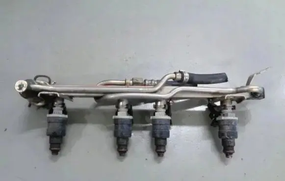 Audi A4 S4 B5 8D Fuel injector supply line/pipe 