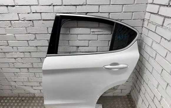 Alfa Romeo Stelvio Rear door