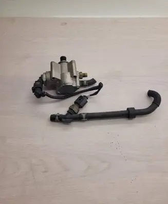 Volkswagen PASSAT B6 Fuel injection high pressure pump 03C127025R