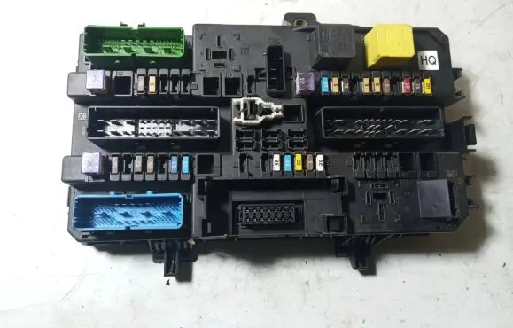 Opel Zafira B Fuse module 13220831 5DK00866953