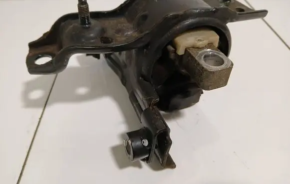 Engine mount bracket