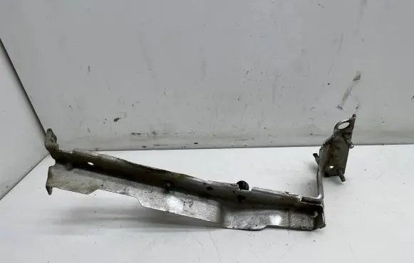 Audi A4 S4 B8 8K Fender mounting bracket 8K0821135C