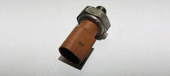 Skoda Octavia Mk3 (5E) Oil pressure sensor 04L919081B