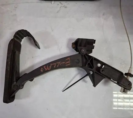 Mercedes-Benz E W210 Accelerator throttle pedal 2103010520
