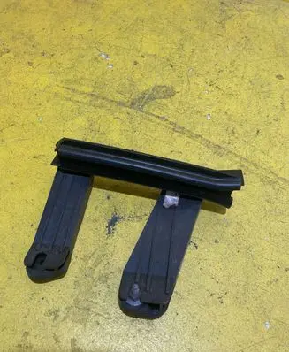 Citroen C4 I Picasso Intercooler air channel guide 110KM