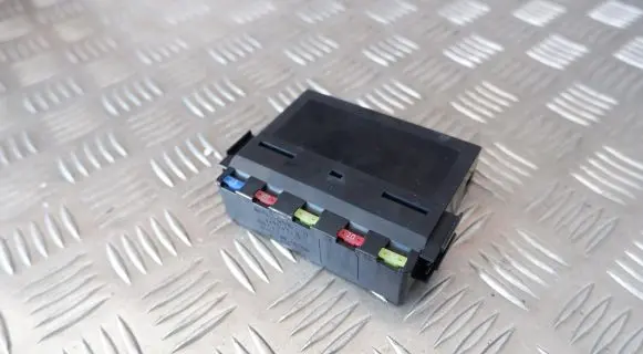 Lexus GS 300 350 430 450H Fuse module 8921153020