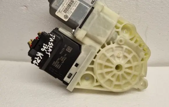 Volkswagen PASSAT B6 Front door window regulator motor 1K0959795L 965126101