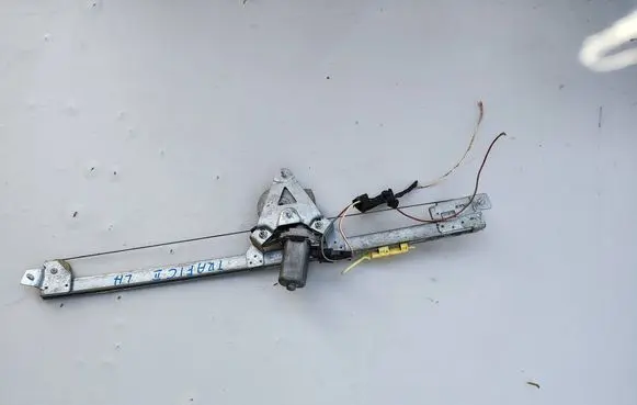 Front window lifting mechanism without motor