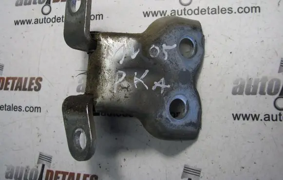 Toyota Avensis T250 Front door upper hinge