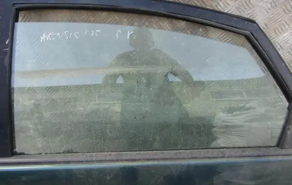 Toyota Avensis T220 Rear door window glass