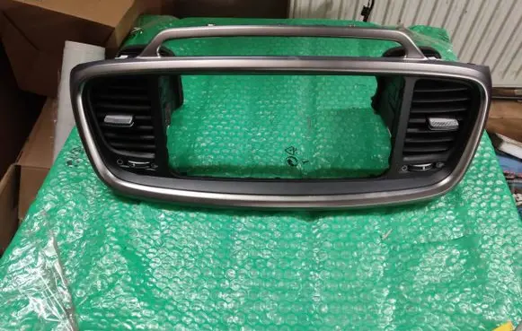 KIA Sorento Radio/GPS head unit trim 