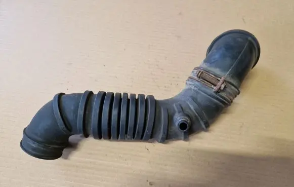 Mitsubishi L200 Turbo air intake inlet pipe/hose MR127412