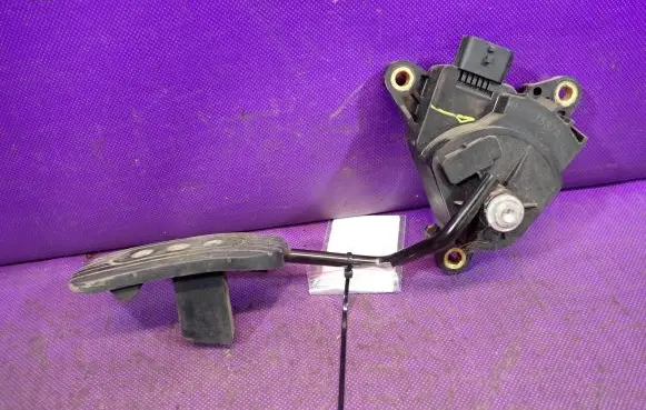 Nissan Versa Accelerator throttle pedal 18002AX700