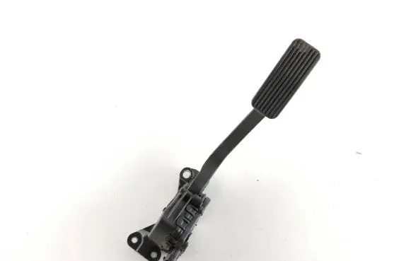Accelerator throttle pedal