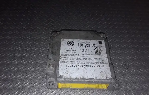 Volkswagen PASSAT B5 Airbag control unit/module 1J0909607 5WK4199