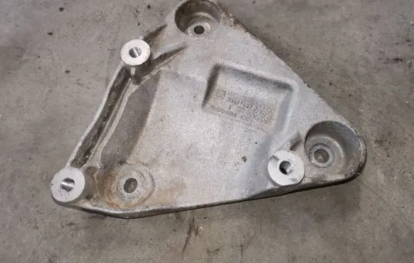 Buick Encore I Engine mounting bracket 55577637