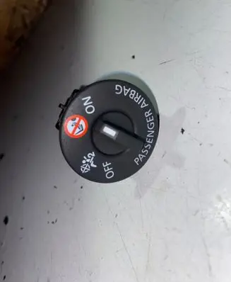 Passenger airbag on/off switch