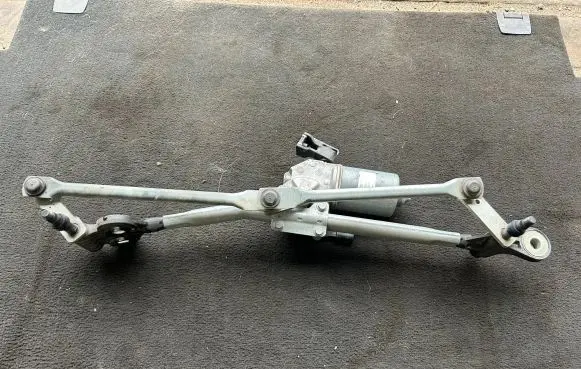 BMW X6 E71 Front wiper linkage and motor 7200535