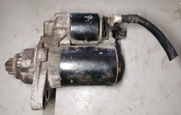 Volkswagen Golf V Starter motor 0001120410
